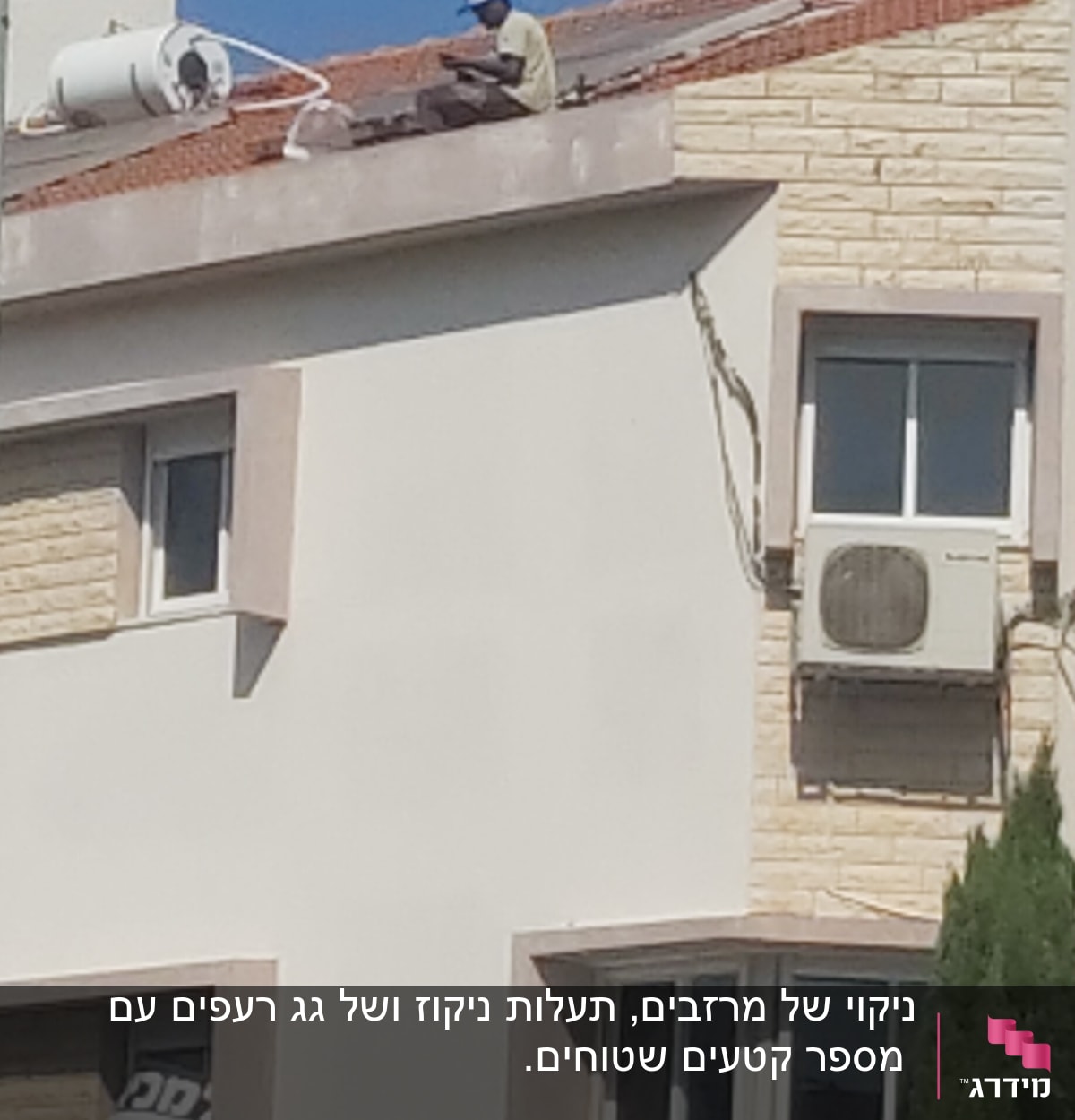 אדם עובד על גג רעפים עם דוד שמש